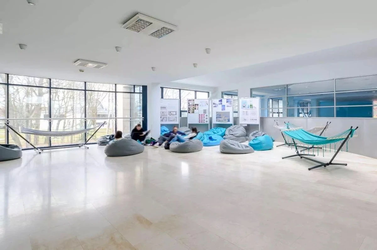 kampus-Uniwersytetu SWPS Krakow-strefa-wypoczynku